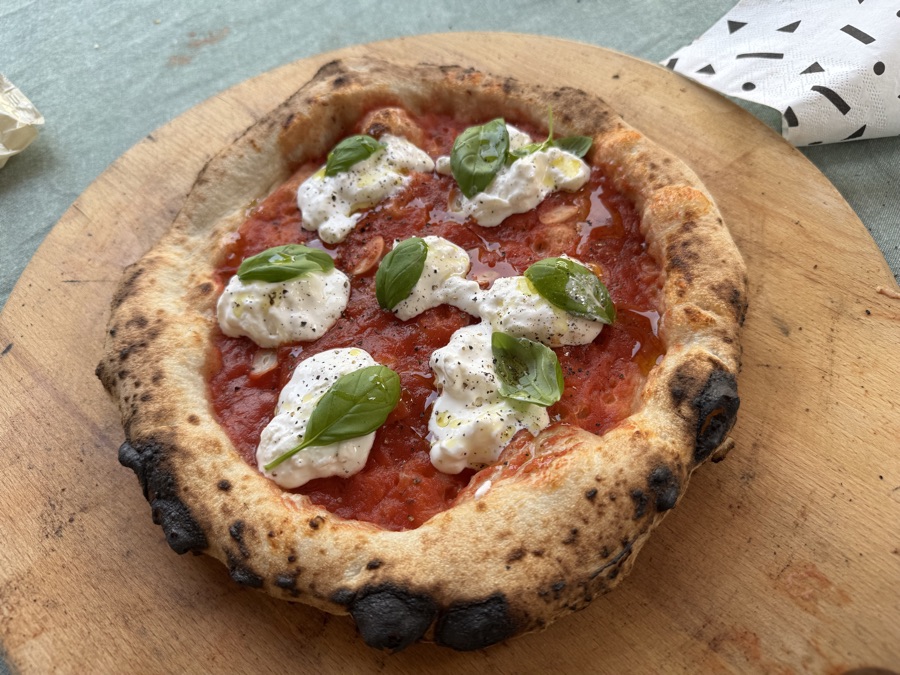 Napolitaanse burrata pizza met basilicum